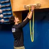 Ein Kletterer nutzt das Trainingboard "VerticalBoard FIRST" von YY Vertical; um seine Technik zu verbessern. Die Wand ist blau; und das Board hat mehrere Griffe. Náhľad obrázku produktu