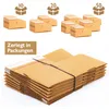 A stack of brown cardboard envelopes is shown in the foreground, with smaller stacks of envelopes and cardboard box icons indicating quantities in the background. Produktbild-Vorschau