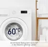 A washing machine with a "60°C" graphic on its door, next to a wooden towel rack with white towels. Produktbild-Vorschau