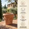 A terracotta pot is shown in a garden setting with a Tuscan-style villa in the background. Informational icons and text are on the right side. Produktbild-Vorschau