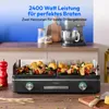 A tabletop grill with food on it, set on a wooden table with kitchen items in the background. Produktbild-Vorschau
