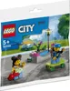A polybag containing a LEGO City playset with two minifigures and a skatepark. Podgląd zdjęcia produktu