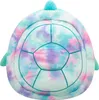 A top-down view of a plush turtle toy with a tie-dye pattern. Voir les images du produit