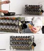 Collage zeigt ein silbernes Gewürzregal mit 24 beschrifteten Glasgläsern, eine Person, die Gewürz in eine Pfanne gibt, und eine Person, die eine Reinigungsbürste und einen Trichter hält Produktbild-Vorschau
