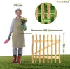 A woman in gardening attire holding a plant stands next to a wooden fence gate, with dimensions indicated by text overlays. Anteprima dell’immagine prodotto