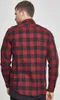 A man is shown from the back wearing a red and black checkered flannel shirt. Produktbild-Vorschau