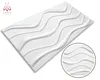 A white 3D wall panel with a wavy pattern, shown from a diagonal angle. A close-up inset of the pattern is visible in the bottom right corner. A logo is present in the top left corner. Anteprima dell’immagine prodotto