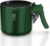 A green milk jug with a black interior and a green handle, shown from a side angle against a white background. A product tag is attached to the handle. Anteprima dell’immagine prodotto