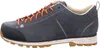 A side view of a single hiking shoe. Voir les images du produit
