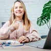 A young girl is giving a thumbs up while working on an electronics project with a laptop and various components. Anteprima dell’immagine prodotto