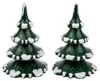 Zwei dunkelgrüne Weihnachtsbäume aus Holzkunst mit weißen Schneeauflagen und Glittereffekt, erzgebirgische Handwerkskunst, jeweils ca. 8 cm hoch mit charakteristischen ausgestanzten Kanten. Produktbild-Vorschau