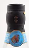 Close-up of the top of a bottle, showing the cap and label. Produktbild-Vorschau