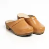 Damen Holzclogs aus braunem veganem Leder – Klassische Produktbild-Vorschau 1
