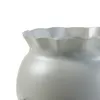 A close-up view of the top edge of a light gray planter with a ruffled rim. Podgląd zdjęcia produktu