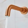 A close-up shot of a copper-colored faucet with water flowing out. Anteprima dell’immagine prodotto