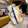 A person is holding a phone case with a phone inside, in what appears to be a cafe or restaurant. Náhled obrázku produktu