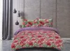 A bed with a poppy-patterned duvet and pillows, set against a textured wall and grey curtains. Produktbild-Vorschau