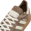 A close-up view of the Adidas Handball Spezial sneaker. Voir les images du produit