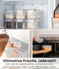Collage mit klaren Lebensmittelaufbewahrungsbehältern in einem Kühlschrank, einer Person, die einen in eine Kühlschublade legt, und einer anderen Person, die einen in die Mikrowelle stellt Náhľad obrázku produktu