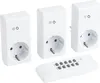 A set of four white wireless remote-controlled electrical outlets and a remote control are displayed on a white background. Produktbild-Vorschau