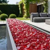 Rote Glasbrocken als dekorative Füllung in einem langen Pflanzgefäß auf einer modernen Terrasse Produktbild-Vorschau