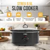 A slow cooker is displayed on a marble countertop with kitchen cabinets in the background. Feature icons and text are overlaid at the top. Voir les images du produit