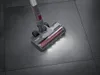 The head of a cordless vacuum cleaner is shown on a tiled floor. Voir les images du produit