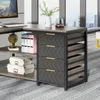 A corner of a modern L-shaped desk with drawers and shelves, set against a large window with a city view. Anteprima dell’immagine prodotto