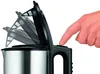 Eine Hand drückt den Knopf am Griff des Wasserkochers und öffnet so schrittweise den Deckel hin Produktbild-Vorschau