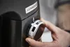 A close-up shot of a hand adjusting the speed dial on a Kenwood kitchen mixer. Voir les images du produit