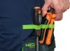 A person's hand is holding a screwdriver and pliers that are attached to their work pants with a green strap. Anteprima dell’immagine prodotto