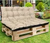 A beige and black tufted cushion set on a wooden pallet in a garden setting. Anteprima dell’immagine prodotto