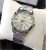 A silver Casio watch with a white face is displayed on a white cushion. Anteprima dell’immagine prodotto