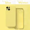 A product image split into two halves, showing a yellow phone case on the left and the interior lining of a phone case on the right, with German text overlays. Produktbild-Vorschau