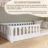 A white wooden bed safety barrier is shown in a bedroom setting. Produktbild-Vorschau