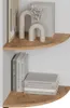 A corner shelf unit with decorative items and books. Voir les images du produit