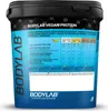 The back of a large plastic tub of BODYLAB Vegan Protein powder. Produktbild-Vorschau