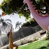 Sunnylife Wassersprinkler DINO- INTO THE WILD pink | 200cm Produktbild-Vorschau 7