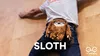 Kletterer mit einem Chalk Bag in Form eines Faultiers von YY Vertical; während er an einer Kletterwand hängt. Produktbild-Vorschau