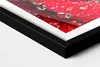 Rose auf roten Rosenblättern– Wandbild mit Rahmen – Produktbild-Vorschau 3