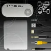 A projector and various cables are displayed against a dark background with graphic overlays. Voir les images du produit
