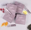 Several boxes of Nutriplus Serenity herbal tea powder with peach flavor, along with individual sachets, raspberries, peach slices, a lemon slice, and loose tea leaves. Produktbild-Vorschau