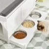 SoBuy Schuhbank FSR136-W mit integrierten Futternschalen und Katze, die frisst Náhľad obrázku produktu