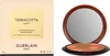 A product shot of Guerlain Terracotta Light bronzing powder and its packaging. Voir les images du produit