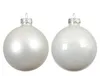 Zwei weisse Christbaumkugeln nebeneinander, links mit matter Oberfläche und rechts mit glänzendem Finish vor weißem Hintergrund Produktbild-Vorschau