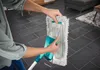 A person is holding a mop head and handle, preparing to attach it to the mop handle. Produktbild-Vorschau