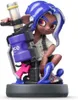 A figurine of a Splatoon character holding a weapon, displayed on a stand. Produktbild-Vorschau