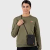 A woman wearing a green sweatshirt and a black crossbody bag. Produktbild-Vorschau