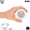 A hand holding a lid with a folk art design, with measurement diagrams and weight information in the foreground. Anteprima dell’immagine prodotto