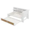 A white daybed with a pull-out trundle bed and a built-in bookshelf, shown against a white background. Anteprima dell’immagine prodotto